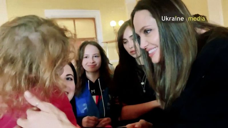 Angelina Jolie musela na Ukrajině prchnout do krytu
